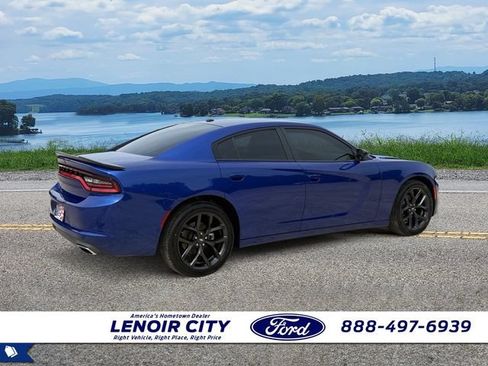 Used 2022 Dodge Charger SXT w/ Blacktop Package RWD image 3