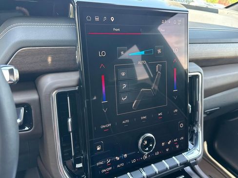 Used 2025 GMC Yukon Denali Ultimate w/ LPO, Illumination Package AWD/4WD image 18