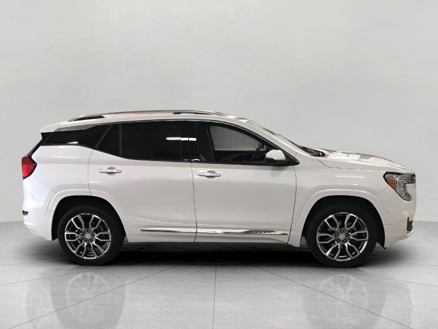Used 2022 GMC Terrain Denali w/ Denali Premium Package AWD/4WD image 9