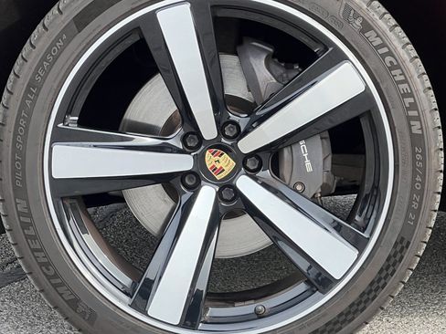 Certified 2022 Porsche Macan image 13