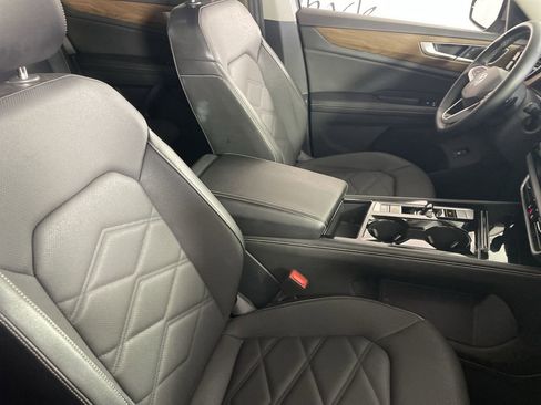 Used 2024 Volkswagen Atlas SE image 25