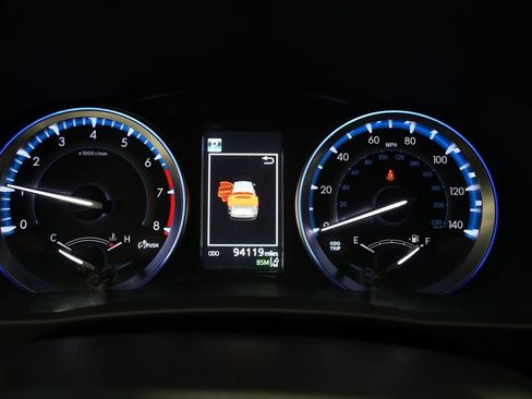 Used 2018 Toyota Highlander XLE AWD/4WD image 2