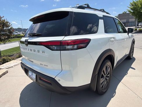 Used 2022 Nissan Pathfinder SV AWD/4WD image 14