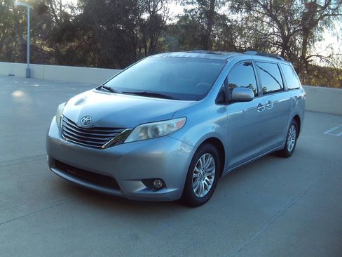 Used 2012 Toyota Sienna XLE w/ Premium Pkg FWD image 32