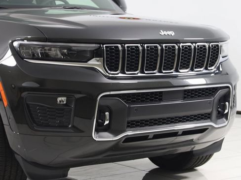 Used 2024 Jeep Grand Cherokee Overland w/ Luxury Tech Group IV image 41