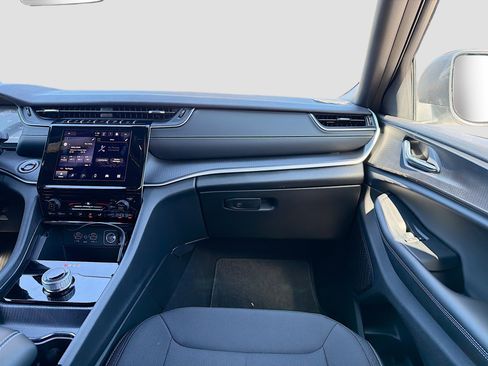 Used 2025 Jeep Grand Cherokee Laredo X image 17