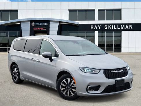 Used 2023 Chrysler Pacifica Touring-L FWD image 1