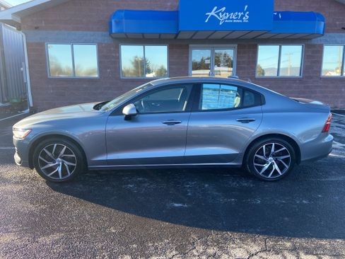 Used 2020 Volvo S60 T5 Momentum image 3