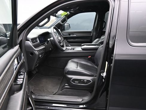 Used 2024 Jeep Wagoneer L Series III w/ Flexible Seating Group AWD/4WD image 9