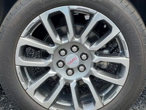 Certified 2023 GMC Acadia Denali w/ Denali Ultimate Package FWD image 9