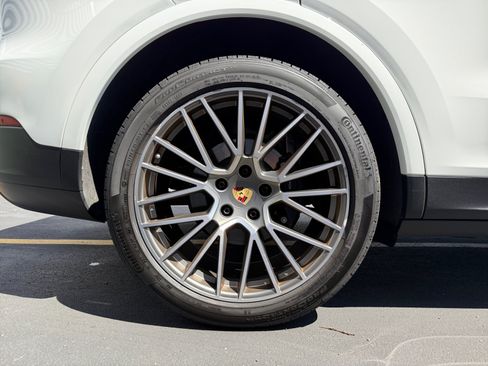 Certified 2023 Porsche Cayenne Platinum Edition AWD/4WD image 9