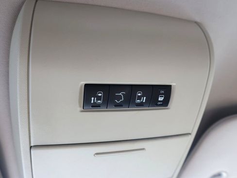 Used 2014 Chrysler Town & Country Touring FWD image 33