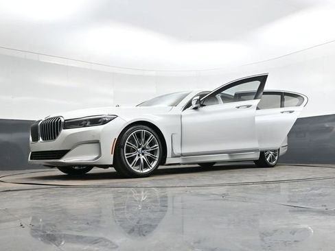 Used 2020 BMW 740i w/ Premium Package image 40