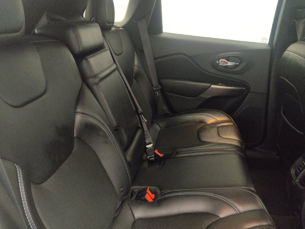 Used 2019 Jeep Cherokee Latitude Plus w/ Comfort/Convenience Group FWD image 19