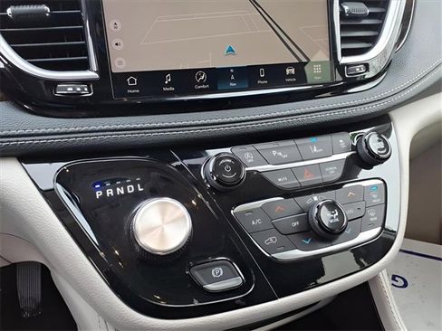 Used 2023 Chrysler Pacifica Limited image 18