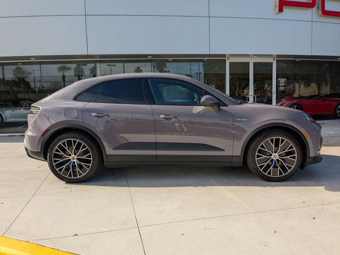 Certified 2025 Porsche Macan Electric image 11