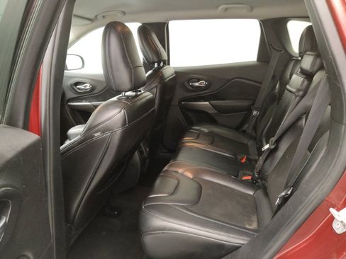 Used 2019 Jeep Cherokee Latitude Plus w/ Cold Weather Group AWD/4WD image 18