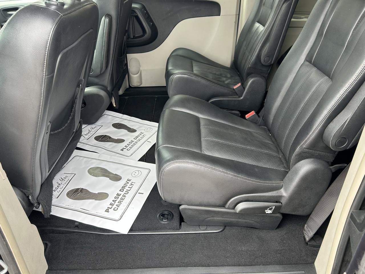 Used 2013 Chrysler Town & Country Touring-L w/ Driver Convenience Group FWD image 9