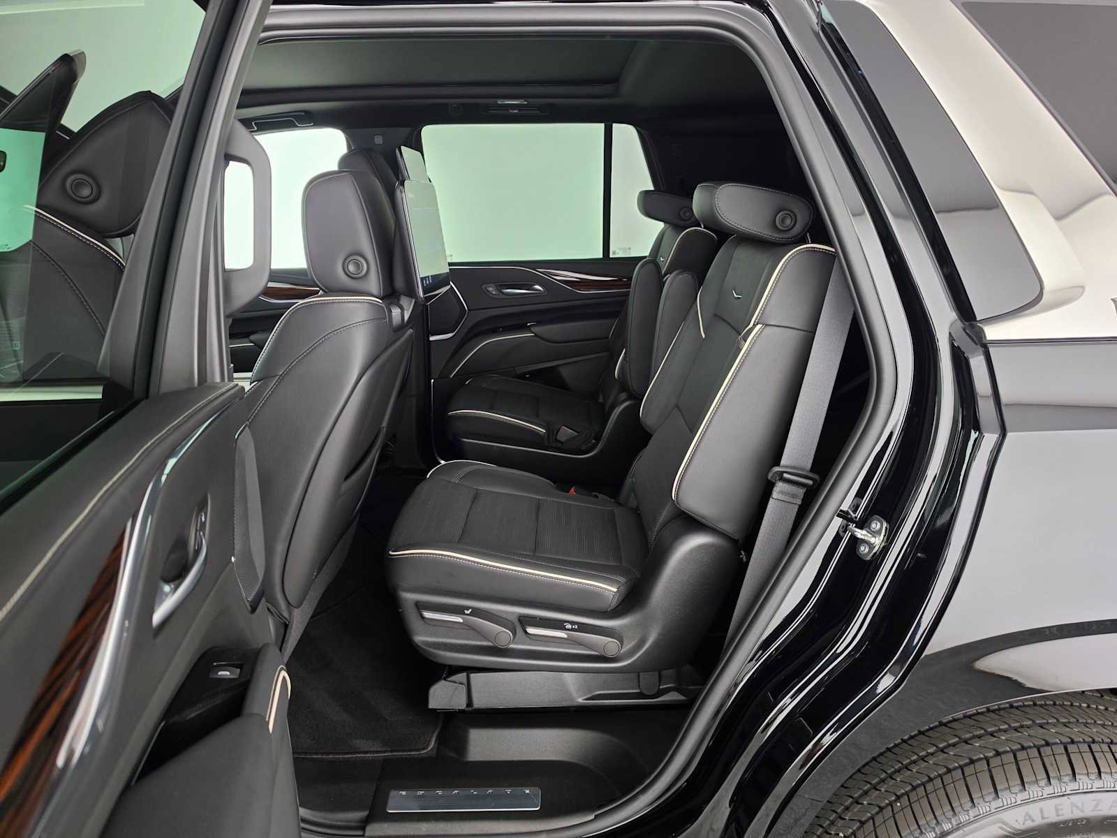 Used 2023 Cadillac Escalade Premium Luxury AWD/4WD image 18