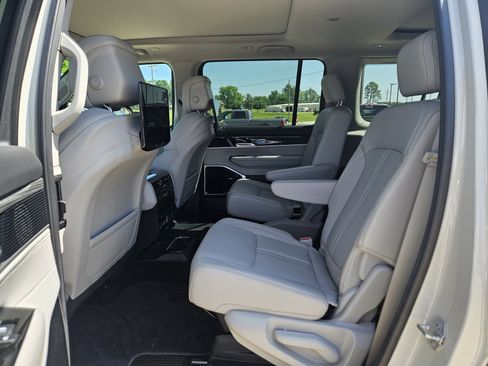 Used 2022 Jeep Wagoneer Series III w/ Premium Group I AWD/4WD image 17