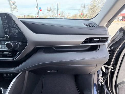 Used 2022 Toyota Highlander XLE image 18