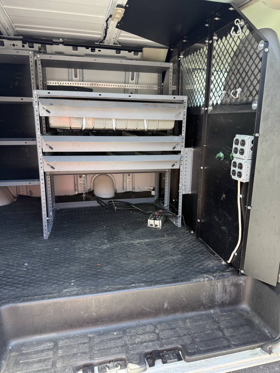 Used 2015 Chevrolet Express 2500 RWD image 10