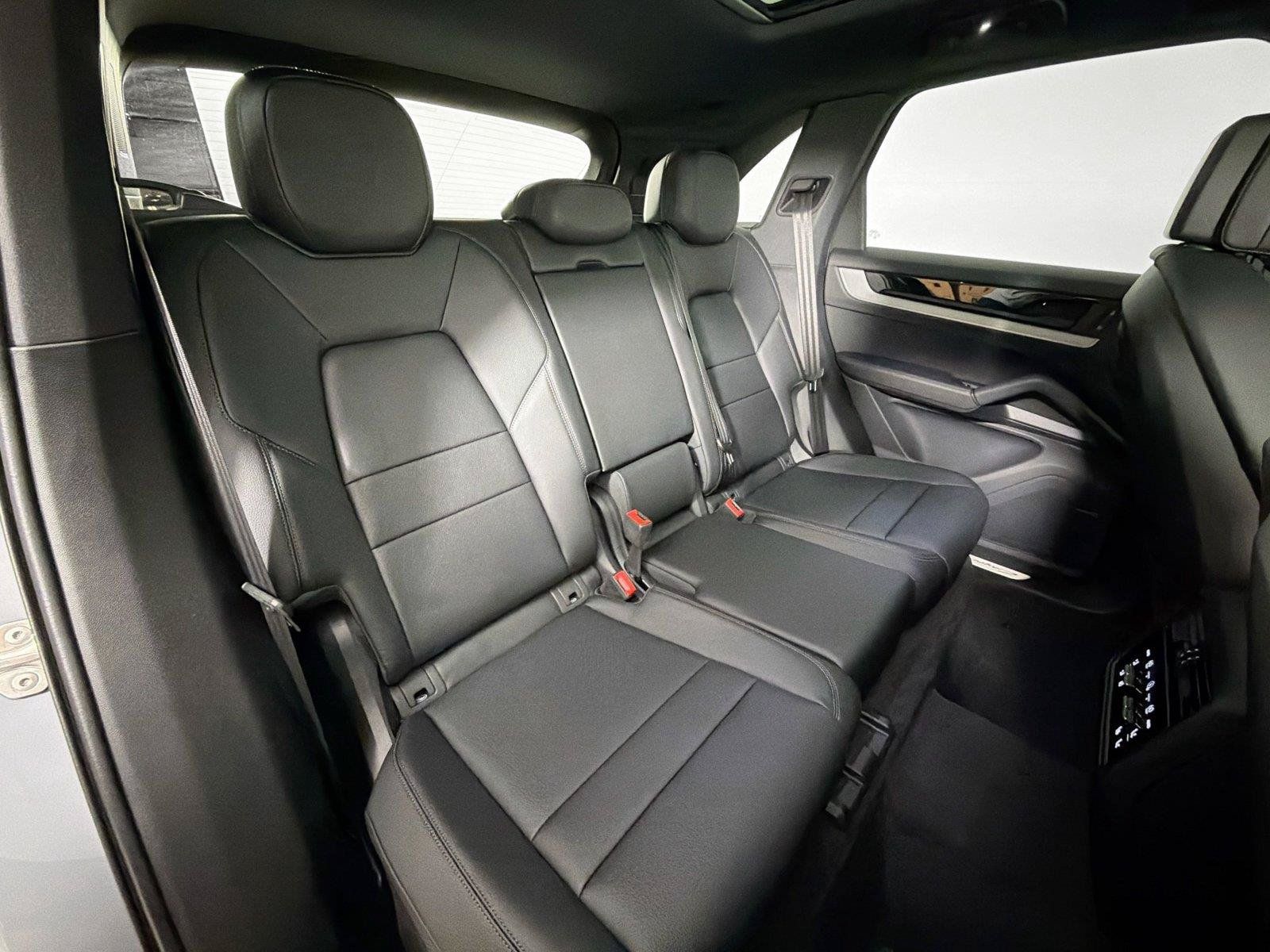 Certified 2025 Porsche Cayenne AWD/4WD image 26