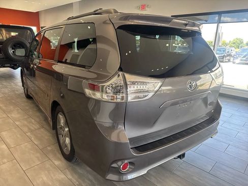 Used 2014 Toyota Sienna SE FWD image 12