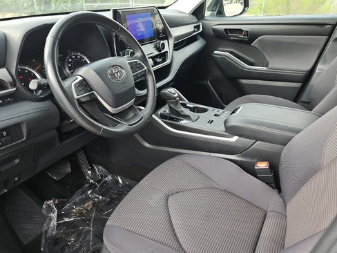 Used 2025 Toyota Highlander LE FWD image 9