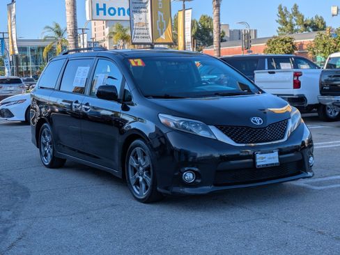 Used 2017 Toyota Sienna SE FWD image 3
