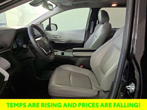 Used 2025 Toyota Sienna XLE image 15