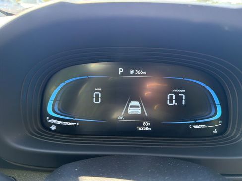Used 2025 Hyundai Venue SEL FWD image 3