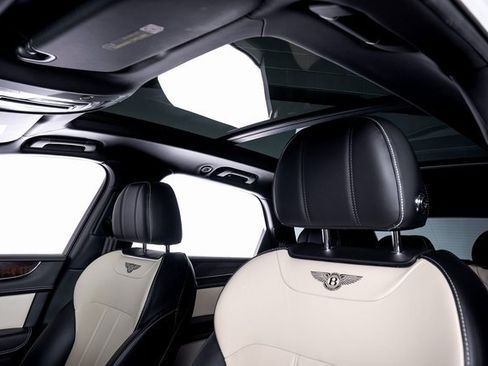 Used 2019 Bentley Bentayga image 18