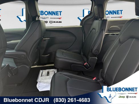 New 2026 Chrysler Pacifica Select FWD image 22