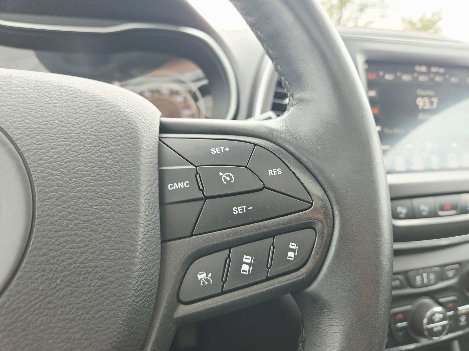 Used 2019 Jeep Cherokee Trailhawk AWD/4WD image 24