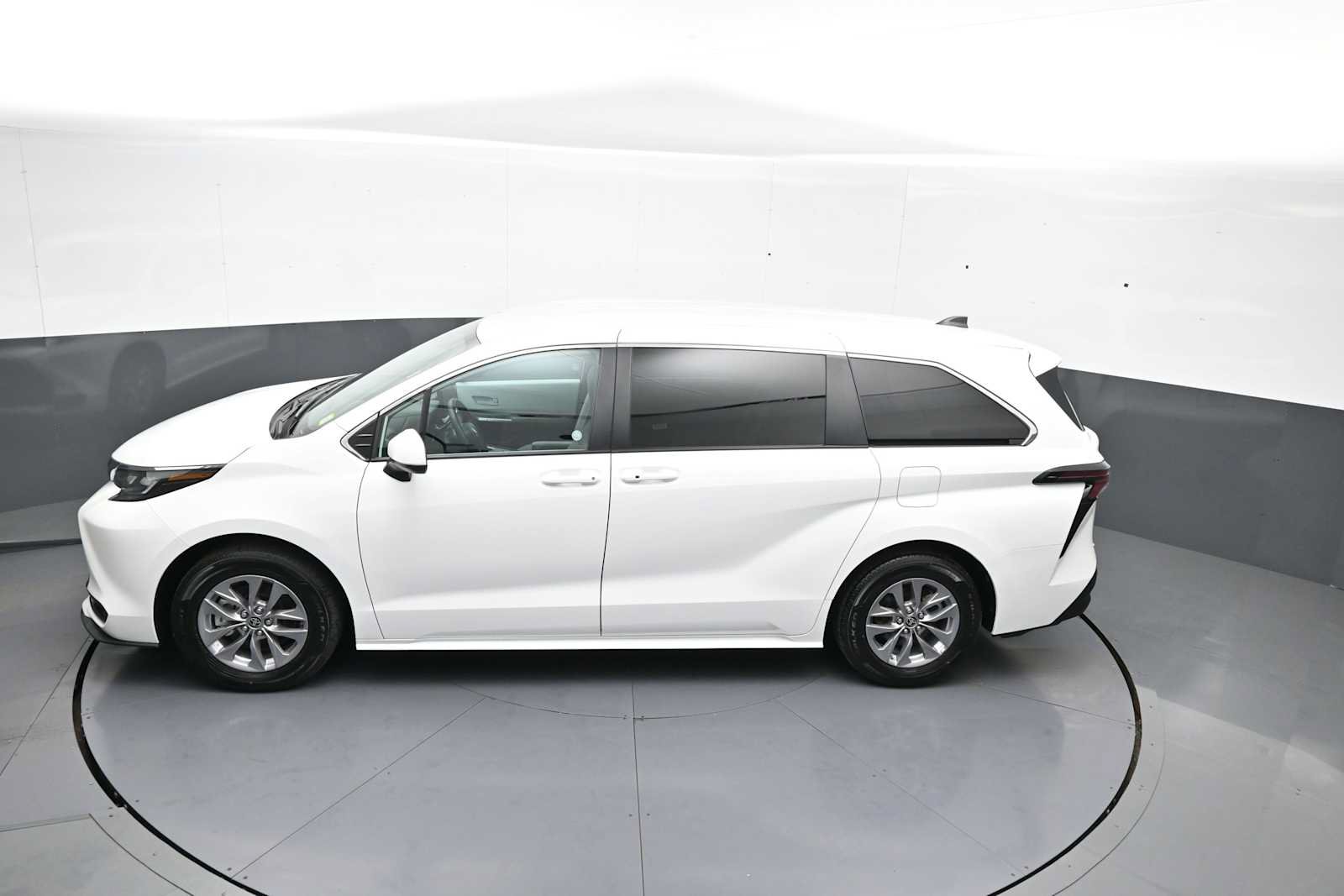 Certified 2025 Toyota Sienna LE FWD image 41