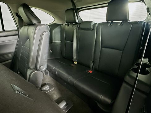 Used 2023 Toyota Highlander XLE AWD/4WD image 30