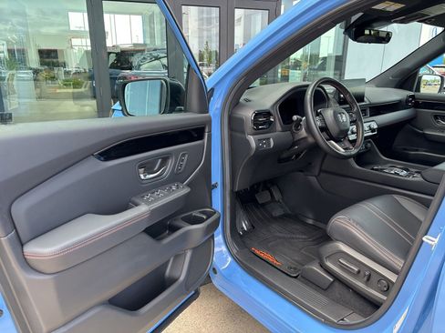 Used 2025 Honda Pilot TrailSport image 9