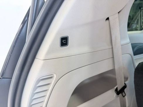 Used 2024 Chrysler Pacifica Touring-L FWD image 32