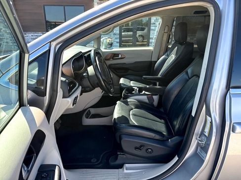 Used 2017 Chrysler Pacifica Touring-L image 9