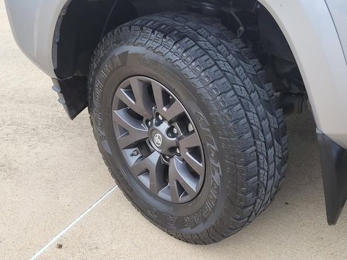 Used 2020 Toyota Tacoma SR5 RWD image 11