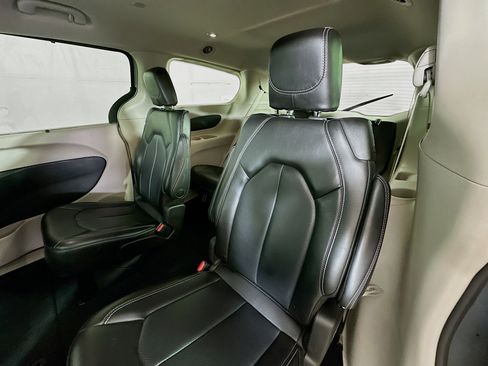 Used 2023 Chrysler Pacifica Touring-L image 22