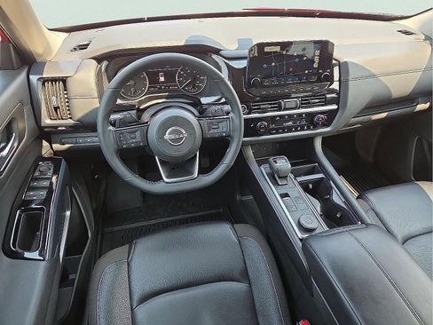 Used 2024 Nissan Pathfinder SL image 12