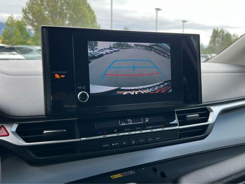 Used 2025 Toyota Sienna LE FWD image 35