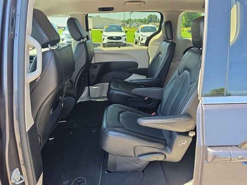 Certified 2023 Chrysler Pacifica Touring-L FWD image 18