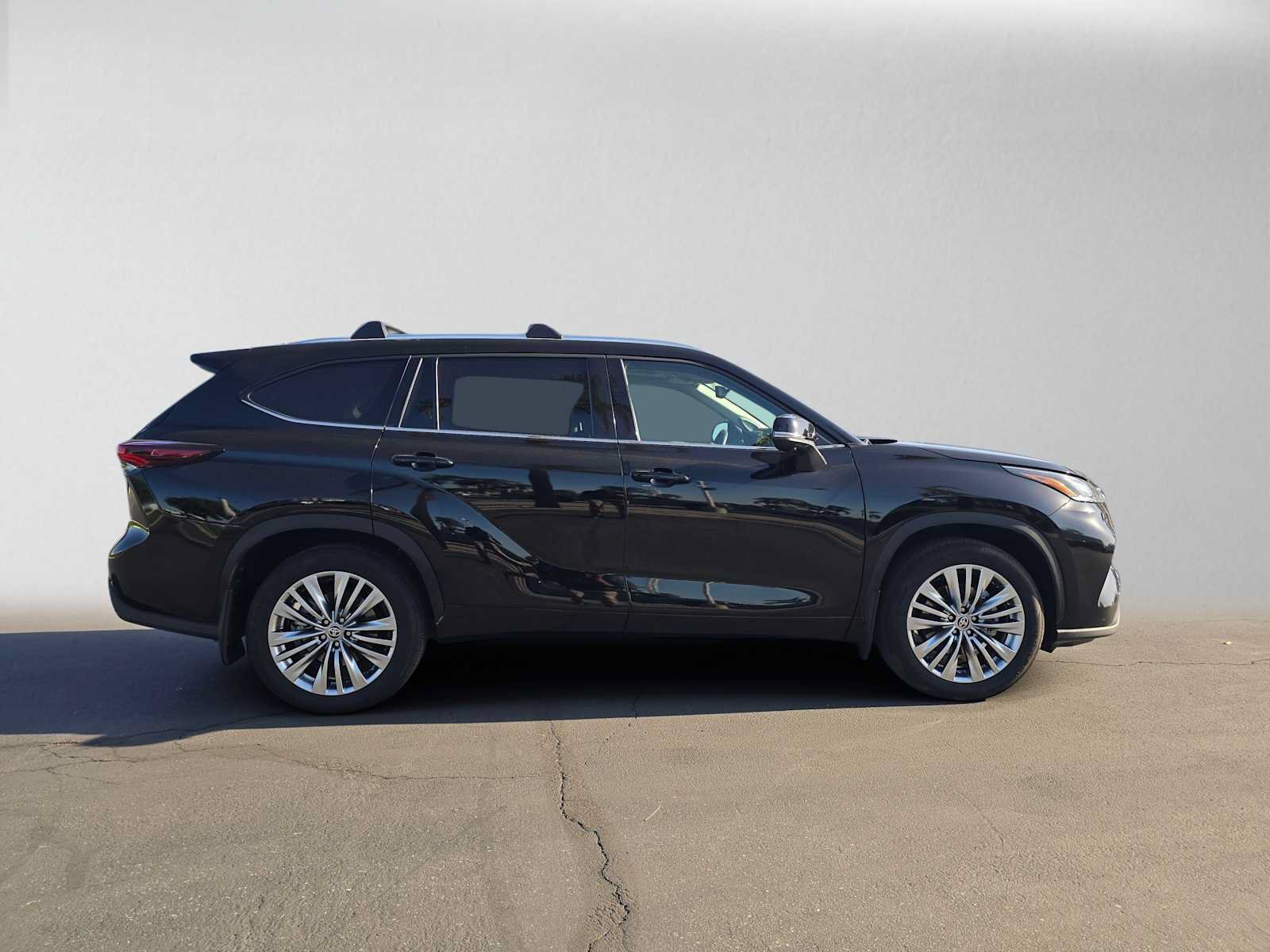 Certified 2026 Toyota Highlander Platinum AWD/4WD image 2