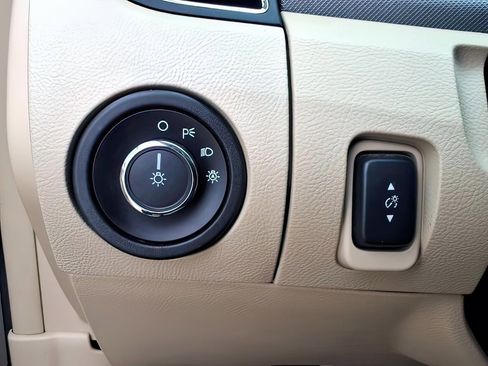 Used 2018 Ford Taurus SE FWD image 16