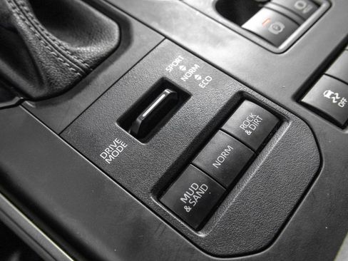 Used 2022 Toyota Highlander LE AWD/4WD image 32