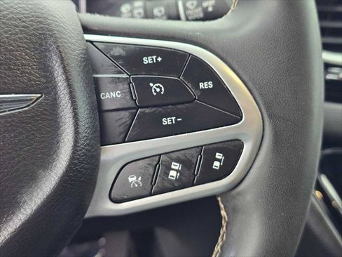 Used 2025 Chrysler Pacifica Select FWD image 32