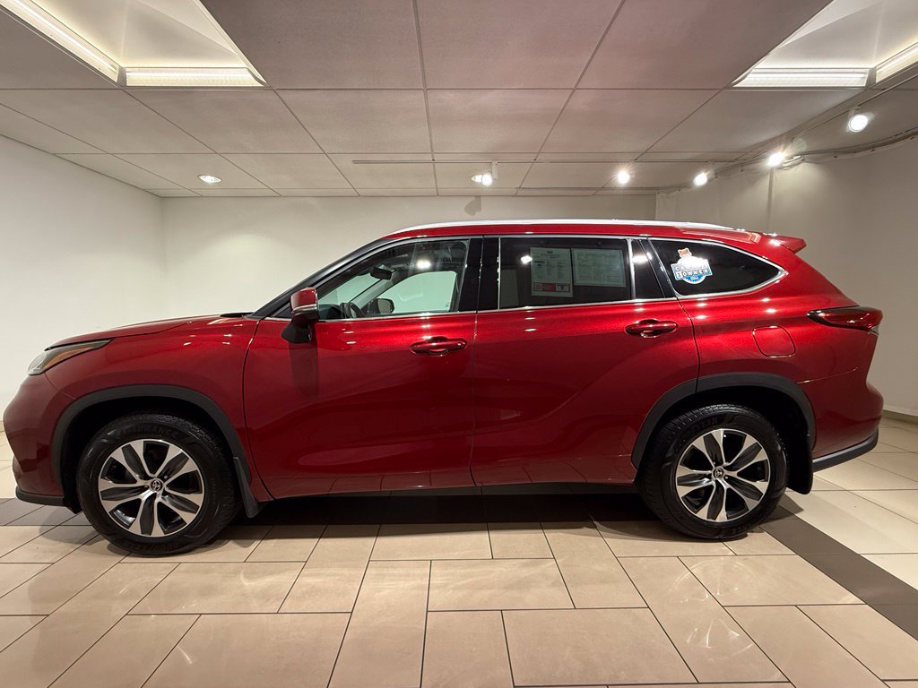 Used 2022 Toyota Highlander XLE AWD/4WD image 2